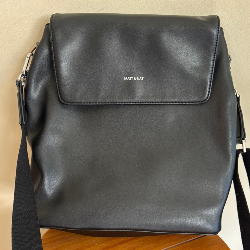 Matt & Nat Black Messenger Bag with Minimalist Design